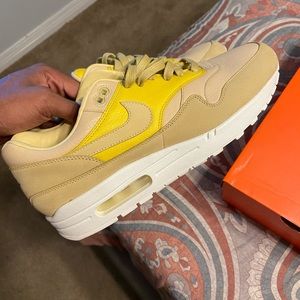 Super clean Nike Air max. Never worn!
Size 10
No box just shoes